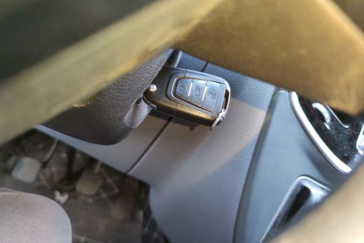 Used SAIC MAXUS Xintu V80 2019 2.5T Classic Edition 6-Speed Manual – Aoyuntong Modified Version Short Wheelbase Mid-Height Roof 5/6 Seats Vehicle Key