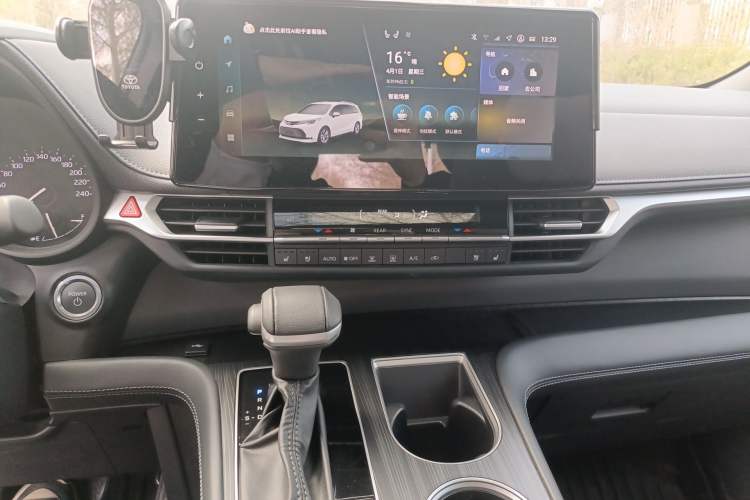 Used Toyota SIENNA 2024 2.5L Hybrid Luxury Edition Audio And AC Panel