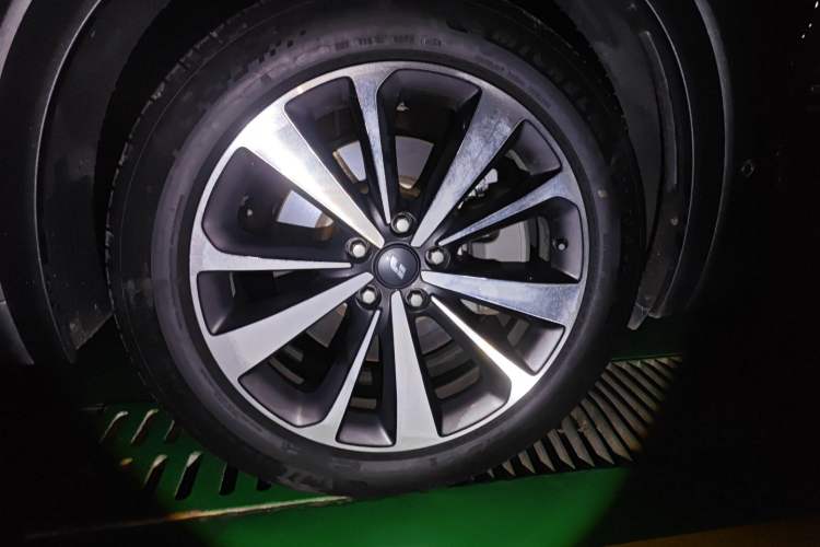 Used Li Auto ONE 2021 Extended-Range 6-Seater Version Right Front Wheel Hub