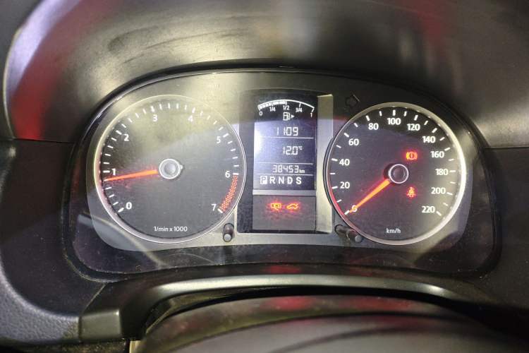 Used Volkswagen Lavida 2011 1.6L Automatic PinYou Edition Odometer Close Up