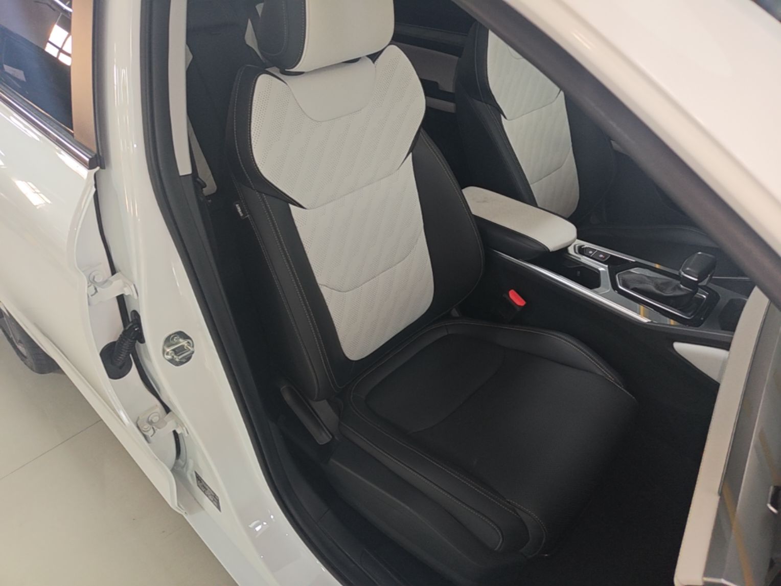 Geely Auto Emgrand L 2022 1.4T CVT Flagship Edition — снимка 19