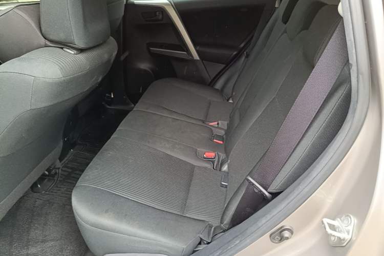 Used Toyota RAV4 2016 2.0L CVT Two-Wheel Drive Fashion Edition China V Standard

