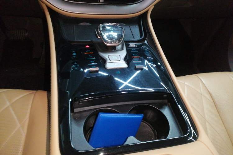 Used Denza D9 2022 EV 600 Four-Wheel Drive Prestige Model
