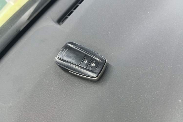 Used Toyota C-HR 2018 2.0L Luxury Sunroof Version China V Emission Standard Interior 1