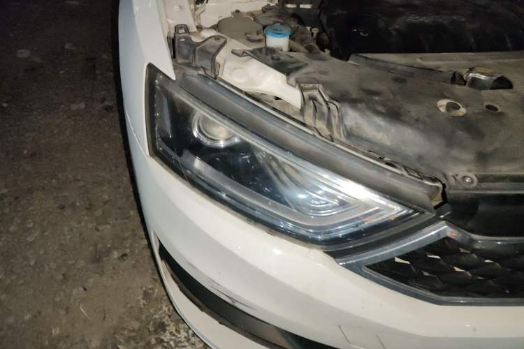 Used Zotye SR7 2016 1.5T CVT Cube Heart Edition China V Standard Right Front Headlight