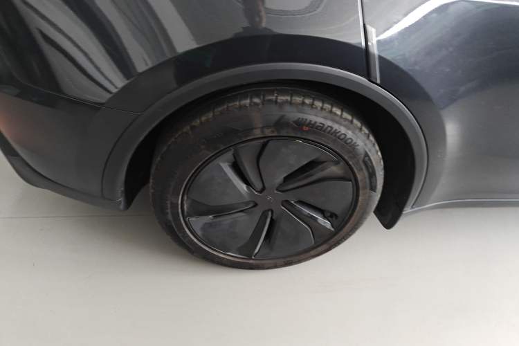 Used Tesla Model Y 2025 Long-Range All-Wheel-Drive Version Right Rear Wheel Hub