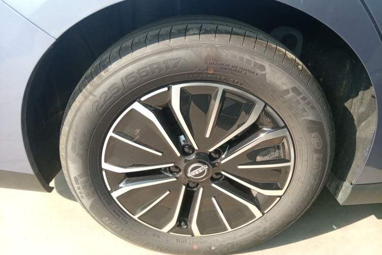 Used Nissan N6 2026 Model 180 Max Exterior 5