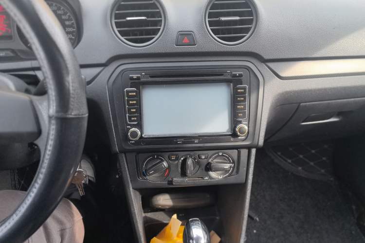 Used Volkswagen Jetta 2015 1.6L Automatic Fashion Model Audio And AC Panel