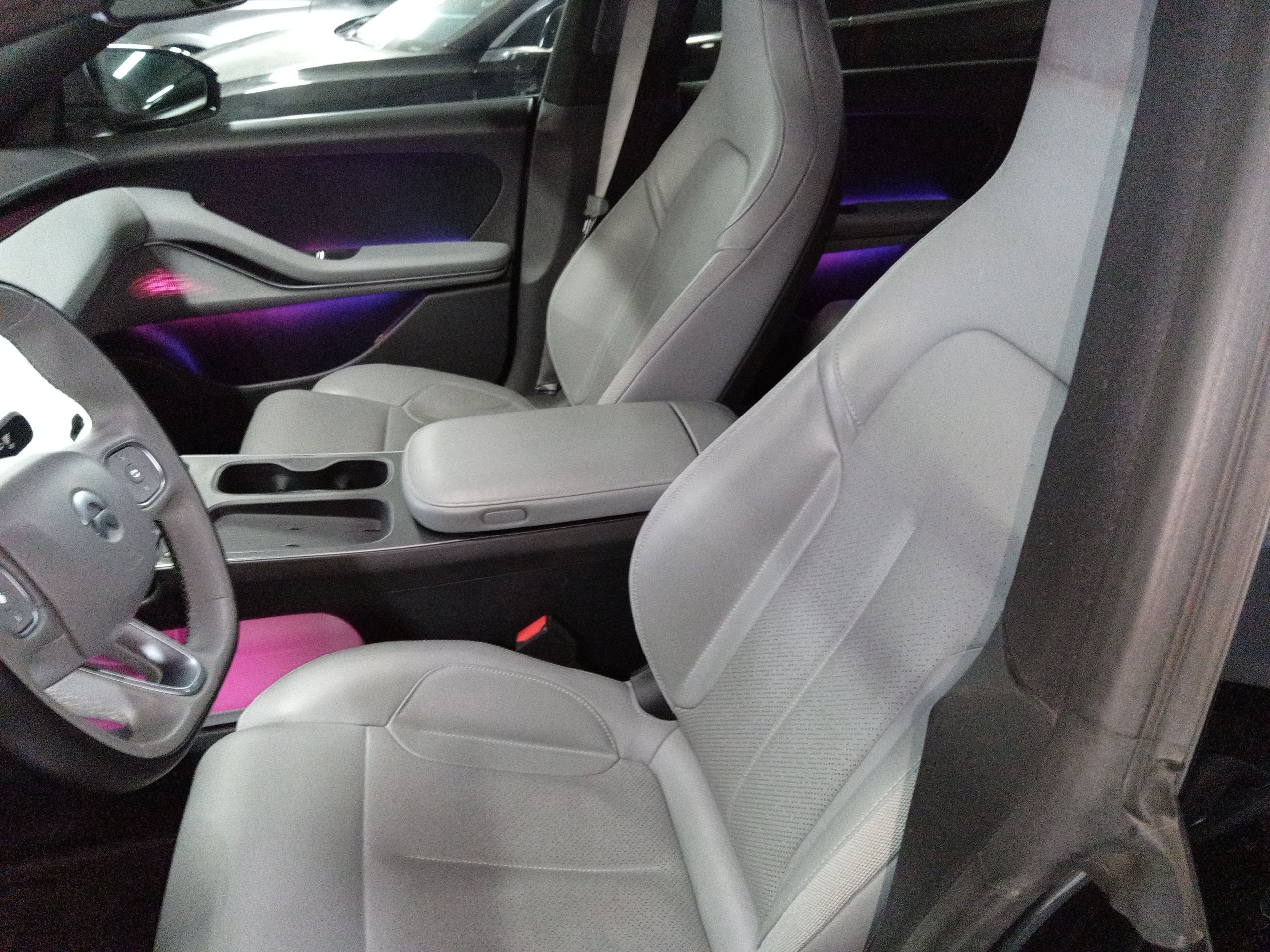 Переднее сиденье в автомобиле