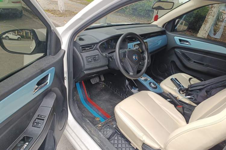 Used Brilliance Xinri i03A 2022 Rental Custom Edition Driver Seat