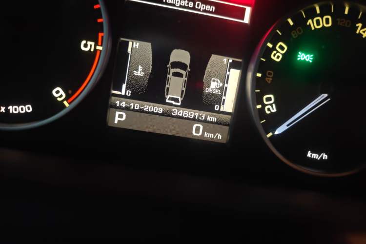 Used Land Rover Discovery 2011 2.7 TDV6 S Diesel Version Odometer Close Up