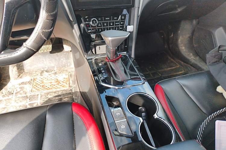 Used Venucia D60 2019 100 000 Honor 1.6L XL CVT Chenku Edition China VI Standard Gear Lever