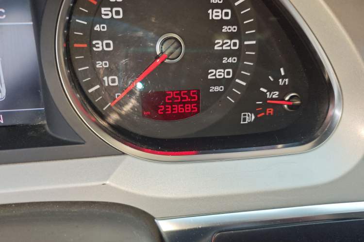 Used Audi A6L 2011 2.0 TFSI Automatic Standard Edition Odometer Close Up