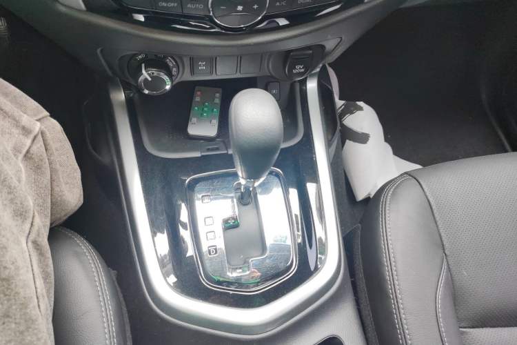 Used Nissan Terra 2018 2.5L Automatic 4x4 Luxury Edition Gear Lever