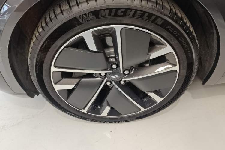 Used Li Auto L8 2025 Max Smart Refresh Edition
