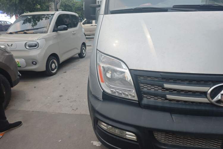 Used SAIC MAXUS Xintu V80 2017 2.5T 5-Speed Manual Aoyuntong National V Short Wheelbase Mid-Roof 5/6/10-Seater Right Front Headlight