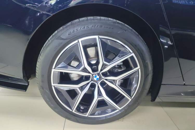 Used BMW i5 2024 eDrive 35L M Sport Package Right Rear Wheel Hub