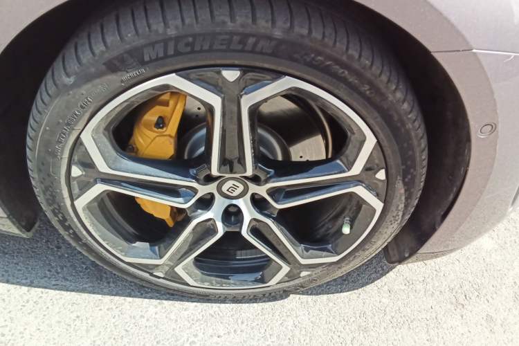 Used Xiaomi Auto SU7 2024 Four-Wheel Drive Ultra-Long Range Advanced Intelligent Driving Max Edition Right Front Wheel Hub