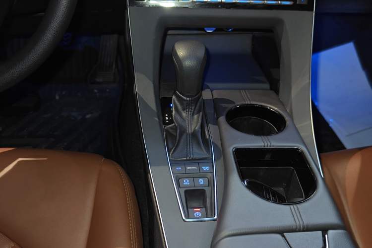 Used Toyota Avalon 2019 2.5L Ambition Version China VI Standard Gear Lever