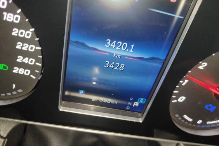 Used Mercedes-Benz Vito 2024 2.0T Business Version 7 Seats Odometer Close Up