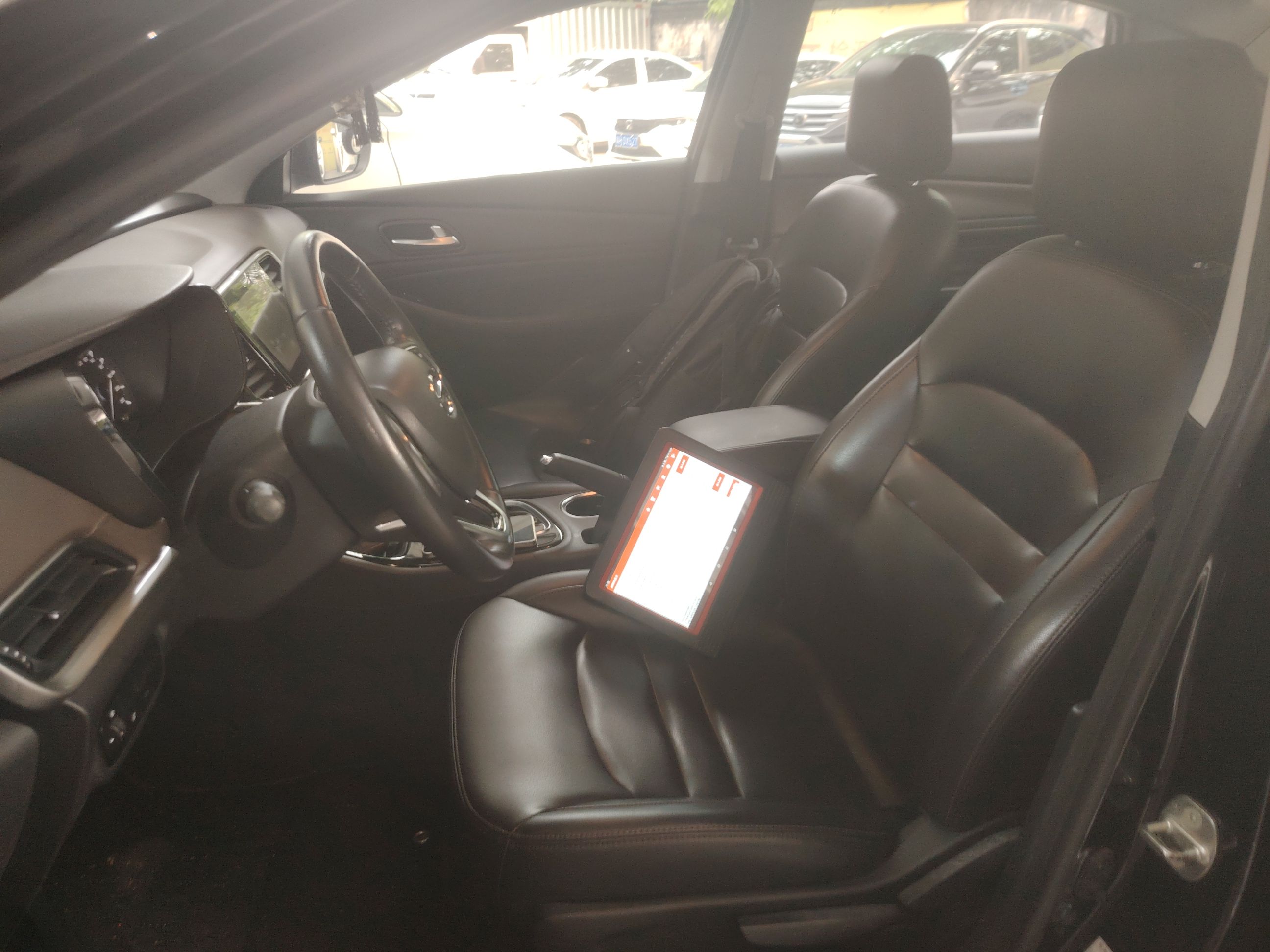 Переднее сиденье в автомобиле