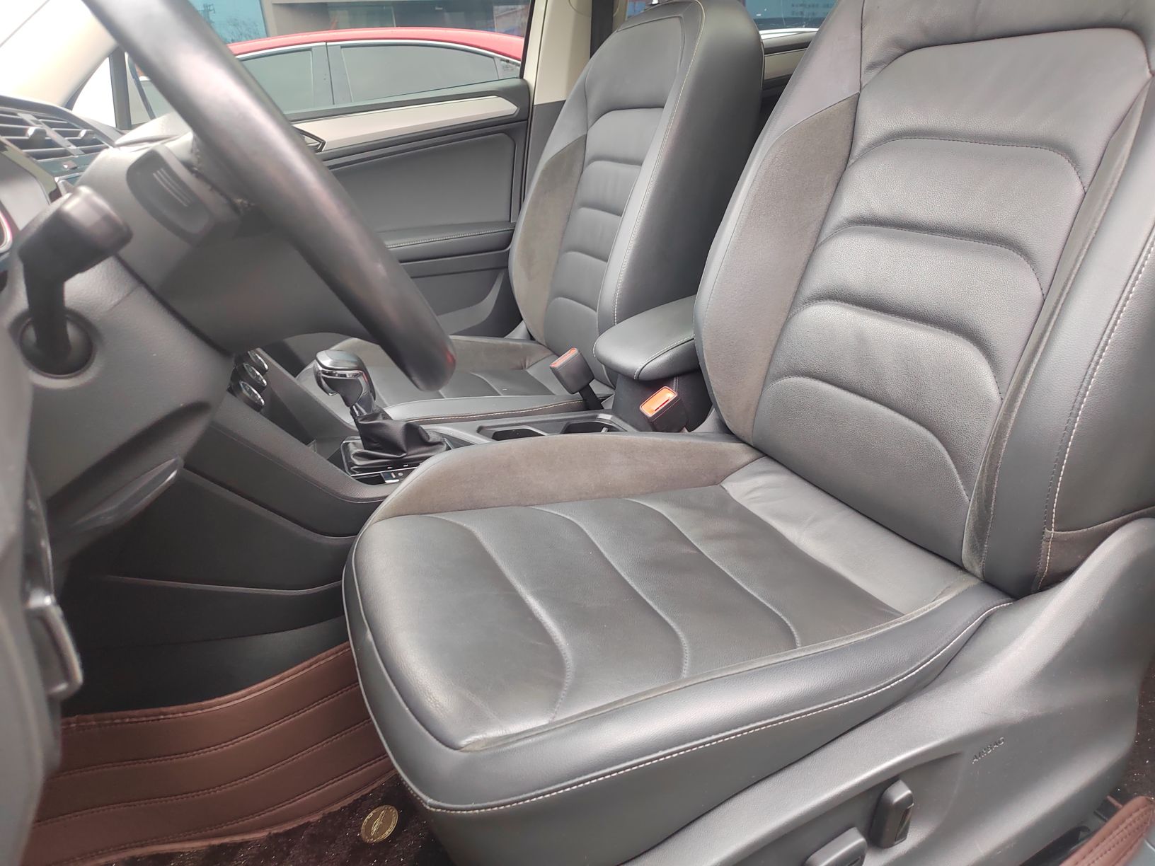 Переднее сиденье в автомобиле