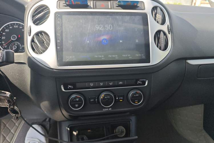 Used Volkswagen Tiguan 2016 280TSI Automatic Two-Wheel Drive Silk Road Comfort Edition Audio And AC Panel