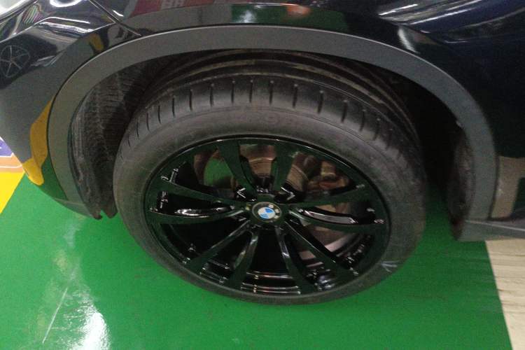 Used BMW X5 2017 xDrive35i Middle East Left Front Wheel Hub
