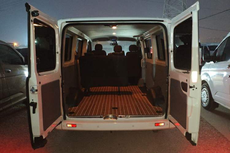 Used SAIC MAXUS Xintu V80 2024 Aotuntong 6AMT Short Wheelbase Ultra-Low Roof 147 Ps 5/6 Seats