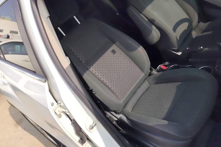 Used Chevrolet Trax 2014 1.4T Manual Two-Wheel Drive Comfort Model Right Front Seat