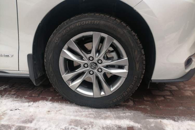 Used Toyota SIENNA 2024 2.5L Hybrid Four-Wheel Drive Prestige Edition Right Front Wheel Hub