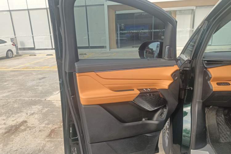 Used Geely Galaxy LEVC L380 2024 140-Degree 6-Seater All-Wheel-Drive Ultra