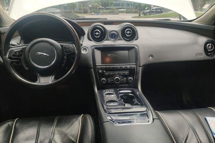 Used Jaguar XJ 2012 XJL 5.0 Panoramic Luxury Edition Center Console