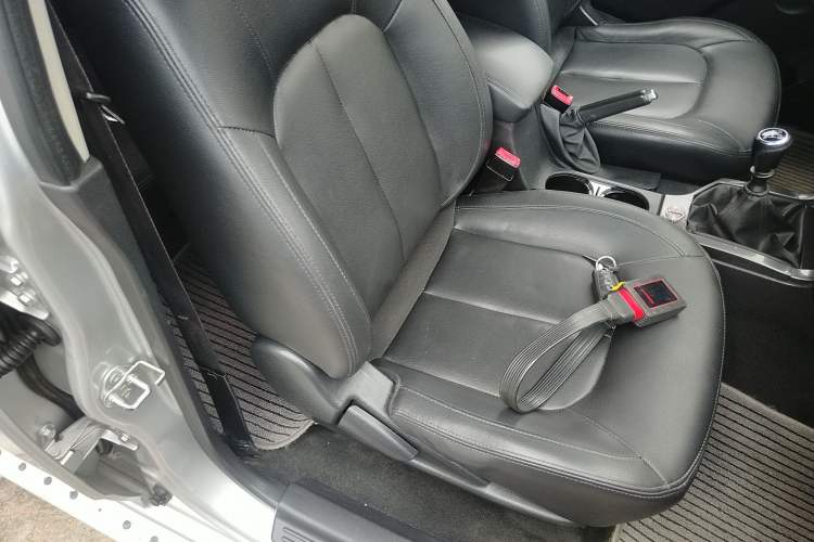 Used Great Wall Wingle 5 2017 2.0T European-Style Diesel Two-Wheel-Drive Elite Version with Large Double Cab – GW4D20B Right Front Seat