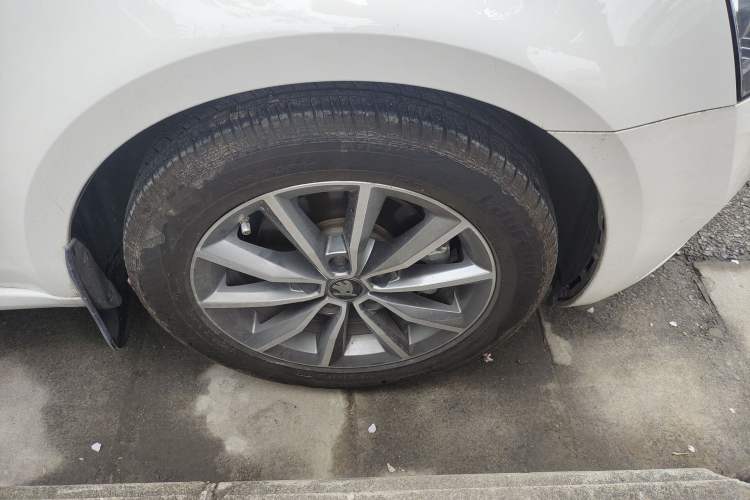 Used Skoda Octavia 2021 1.5L Automatic Luxury Edition Right Front Wheel Hub