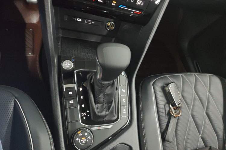Used Volkswagen Tiguan L 2023 Facelifted 380TSI Automatic All-Wheel Drive R-Line Plus Version 7-Seater Gear Lever
