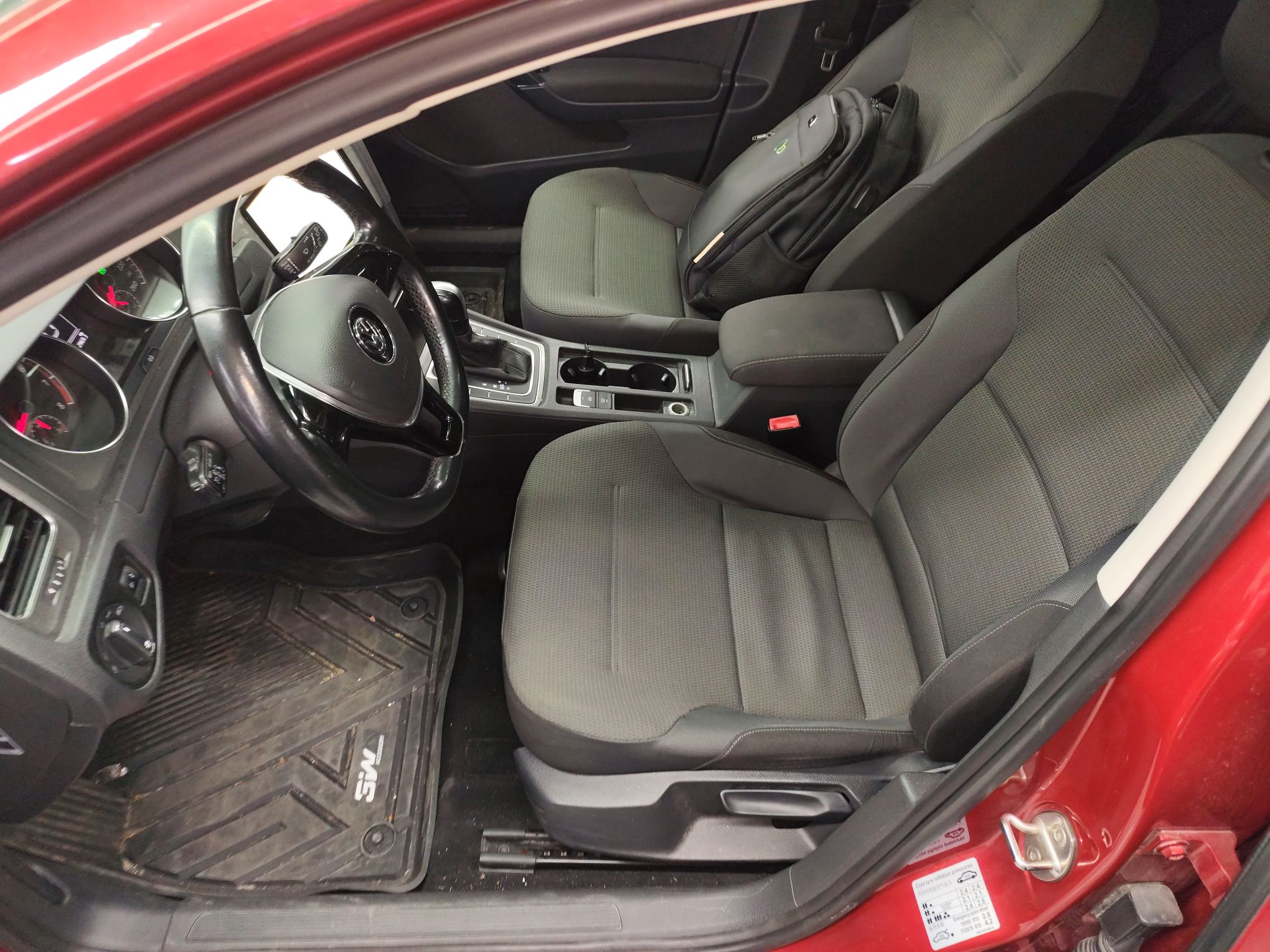 Переднее сиденье в автомобиле