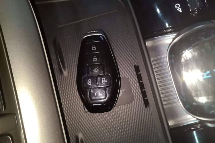 Used Denza D9 2025 DM-i Intelligent Drive 1020 Four-Wheel Drive Flagship Model
