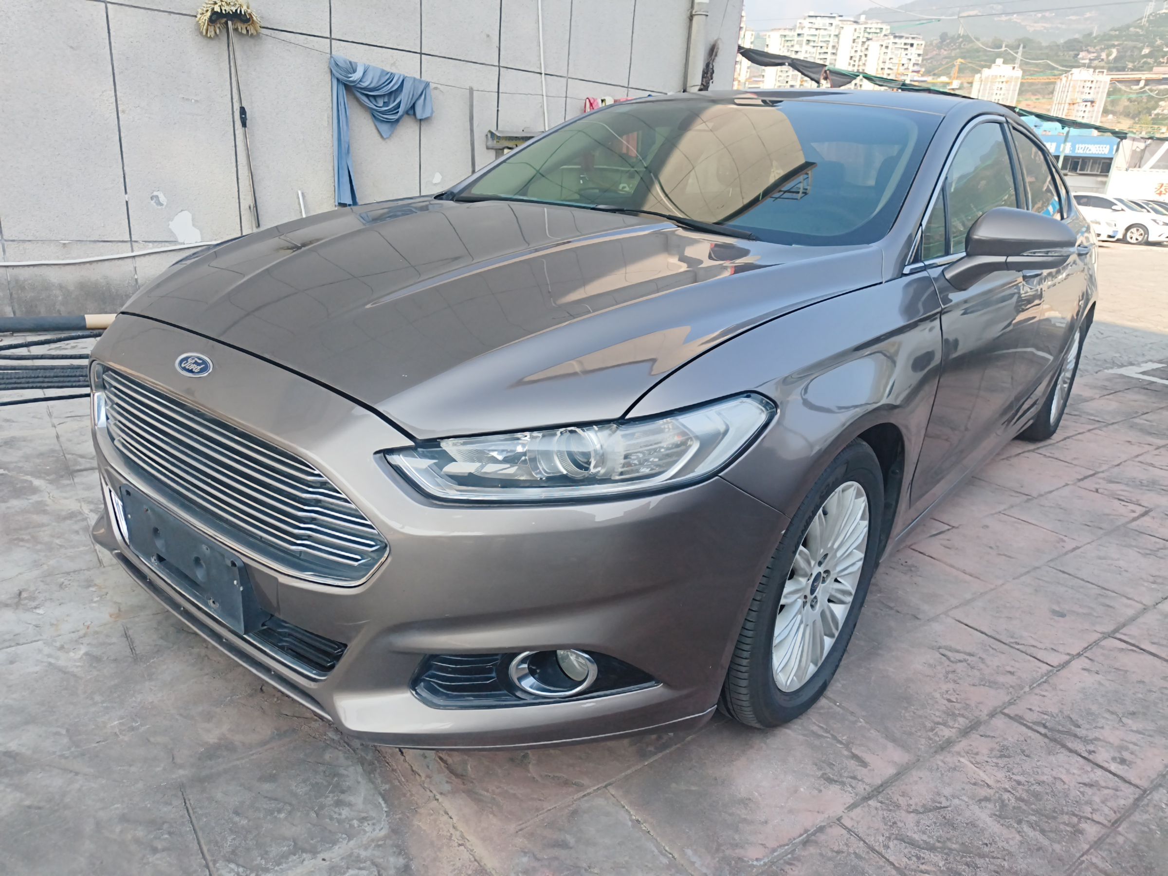 تحت مقدمة السيارة