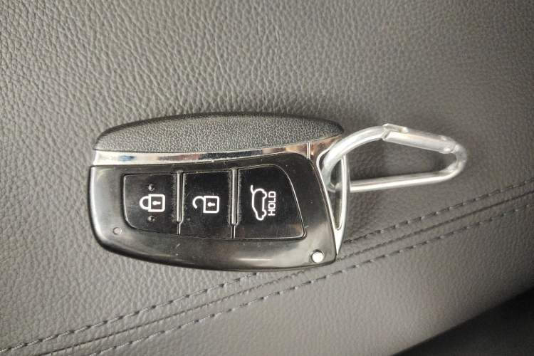 Used Hyundai Santa Fe 2015 2.0T Automatic Two-Wheel Drive Smart Version 5 Seats Vehicle Key