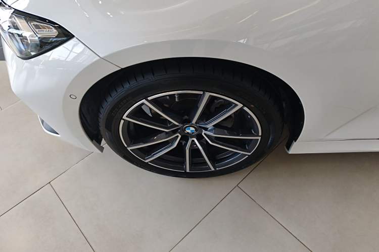 Used BMW 3 Series 2025 325i M Sport Package Left Front Wheel Hub