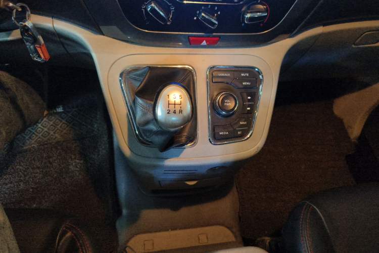 Used JAC Refine M3 2016 IKEA Edition 1.6L Luxury Smart Model Gear Lever