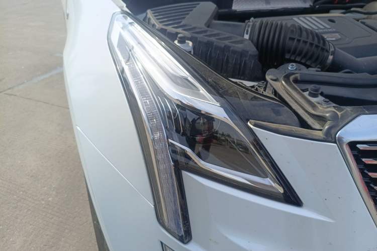 Used Cadillac XT5 2022 2.0T Two-Wheel Drive Luxury Version Right Front Headlight