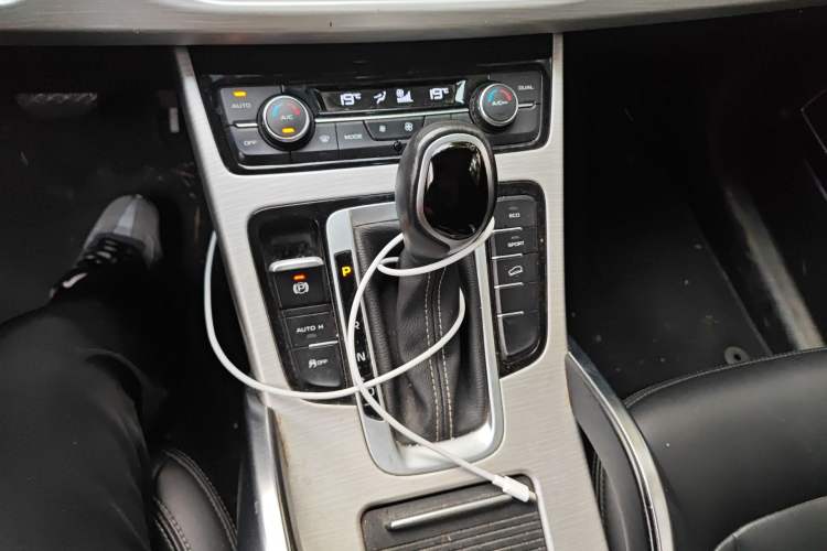 Used Geely Auto Emgrand X7 Sport 2018 1.8TD Automatic Two-Wheel Drive Zhiya Model Gear Lever