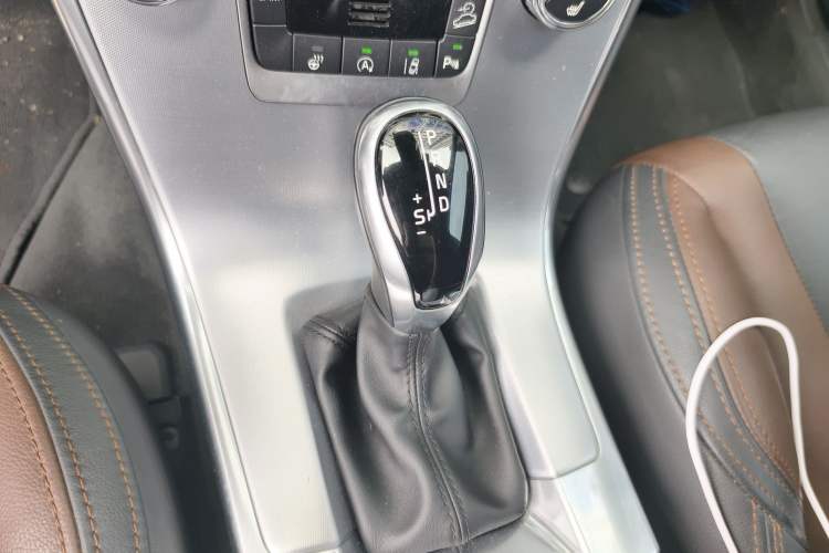 Used Volvo XC60 2017 T5 AWD Smart Upgrade Edition Gear Lever