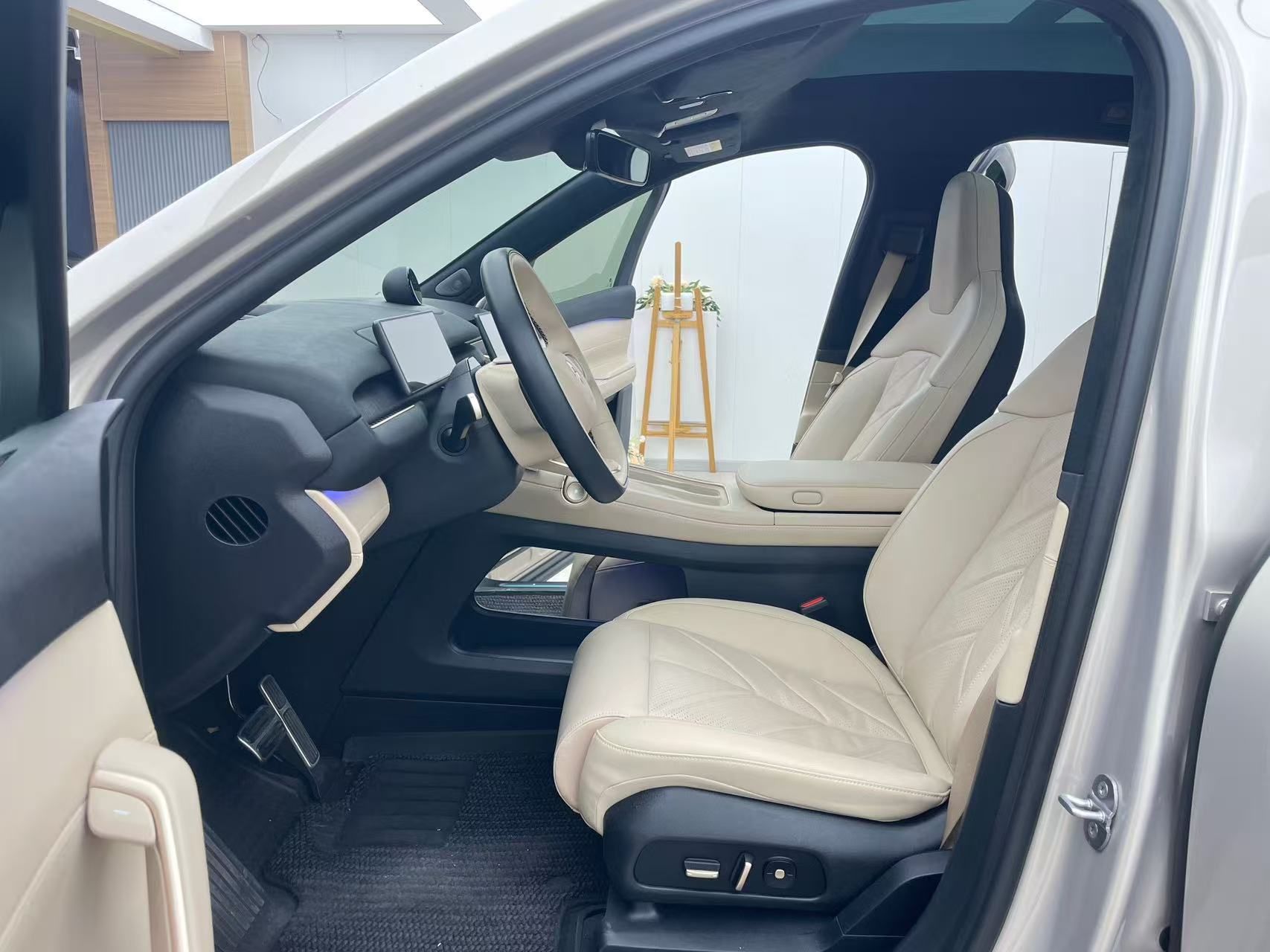 المقاعد الأمامية داخل السيارة