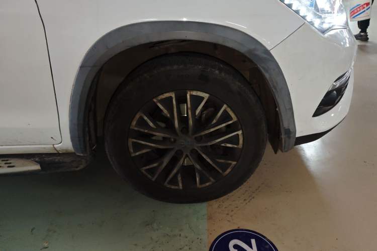 Used BYD Song New Energy 2017 Song DM 1.5TID All-Wheel Drive Luxury Model Right Front Wheel Hub