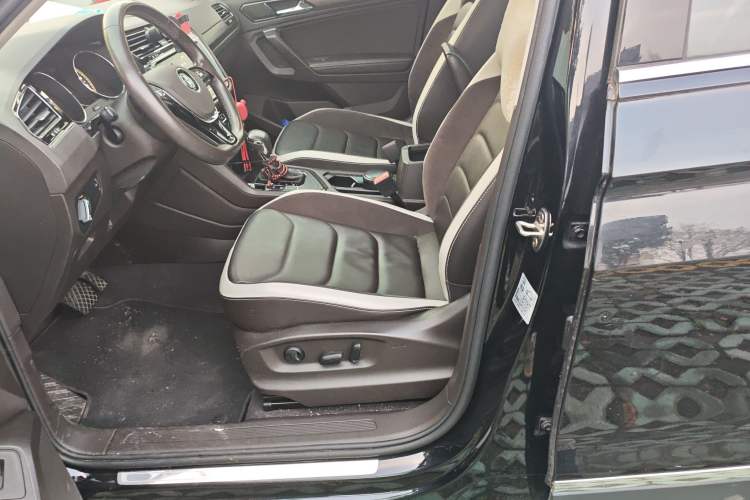 Used Volkswagen Tiguan L 2020 330TSI Automatic Two-Wheel Drive Smart Luxury Edition China VI Standard Left Front Seat