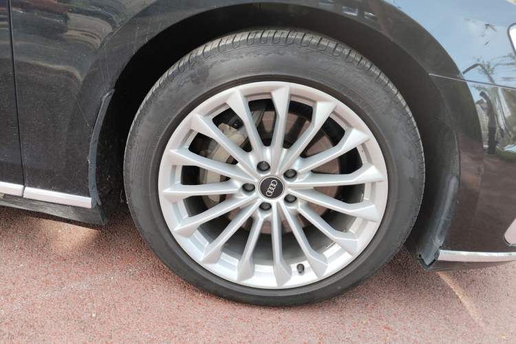 Used Audi A8 2022 A8L 50 TFSI quattro Comfort Edition Collector's Model Right Front Wheel Hub