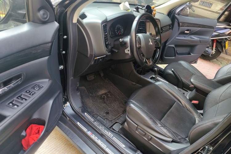 Used Mitsubishi Outlander 2016 2.4L 4x4 Elite Edition 5 Seats Driver Seat